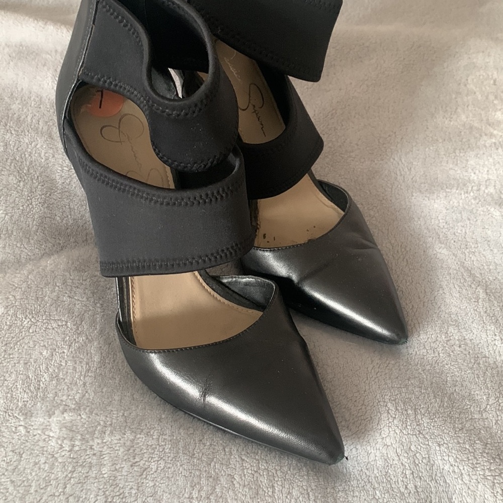 Jessica Simpson black pumps